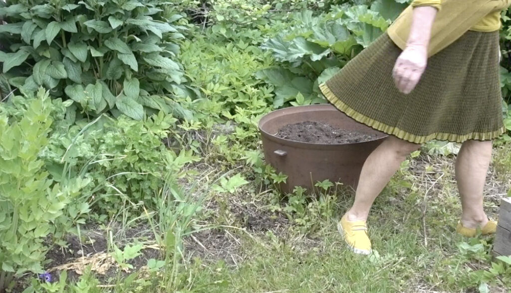 Vesipestyn vekkihameen helma hulmuaa.