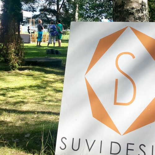 Suvidesign Purnun rantanurmikolla. Huihui mukana.